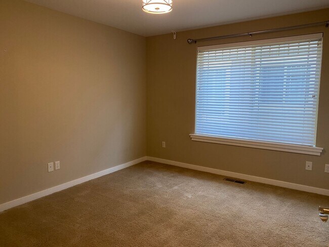 Building Photo - Spacious 3 Bedroom/ 3 Bathroom Near Boat L...