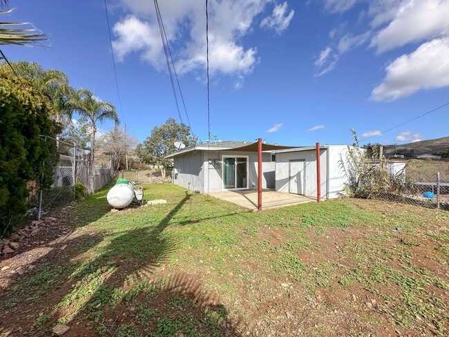 Building Photo - CUTE CONDO IN A DUPLEX W/ LARGE BACKYARD AVAILABLE FOR RENT!