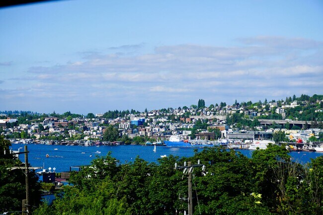 Building Photo - Furnished 2 bedroom Condo with view of Lake Union