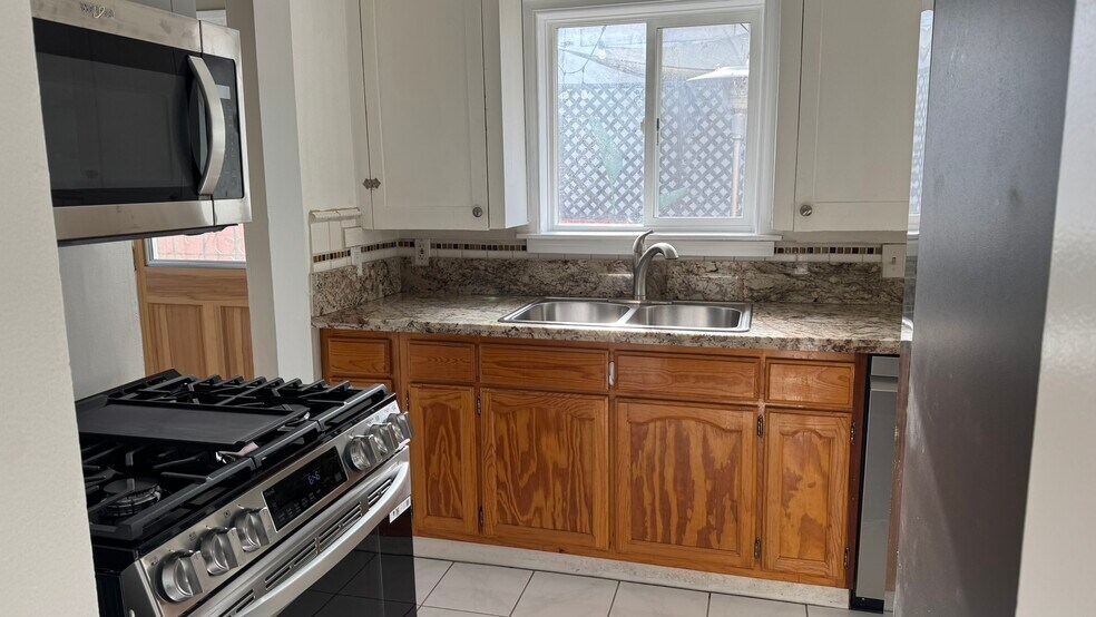 Kitchen - 4049 Sunset Dr