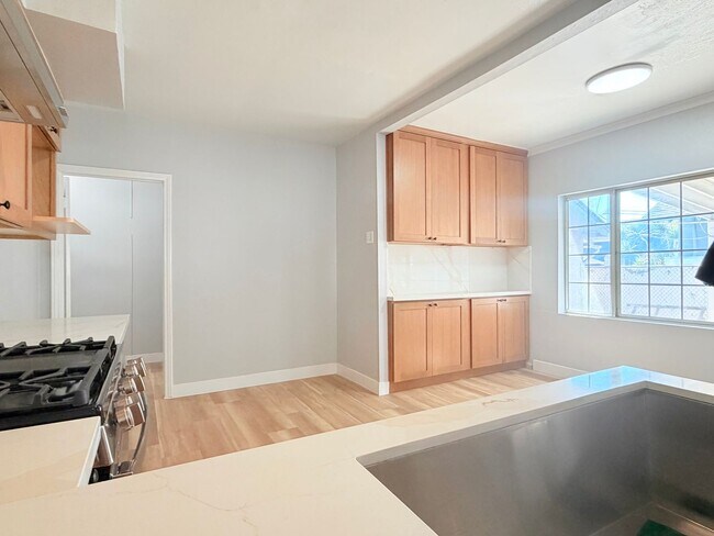 Building Photo - Huge 3 bedroom 2 bathroom for lease