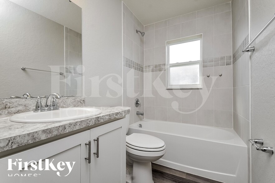 Building Photo - 851 Orleans Dr