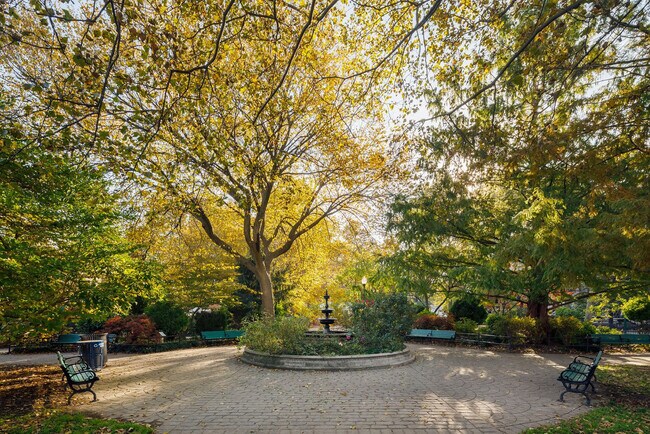 Building Photo - 33 Park View Ave