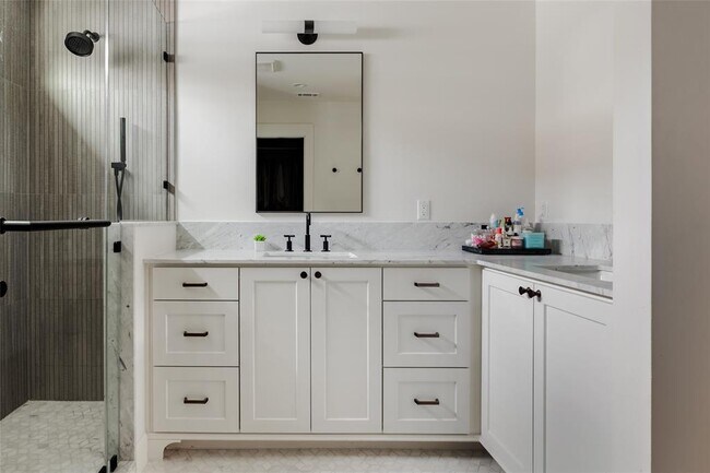 Building Photo - 2613 E 2nd St