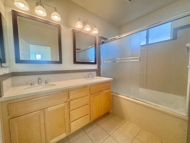 Building Photo - Beautifully Maintained Single Story 4 Bed ...