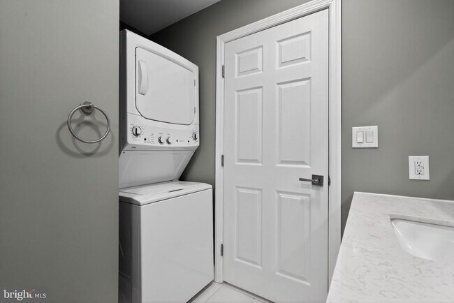 Building Photo - 109 Oak Ave