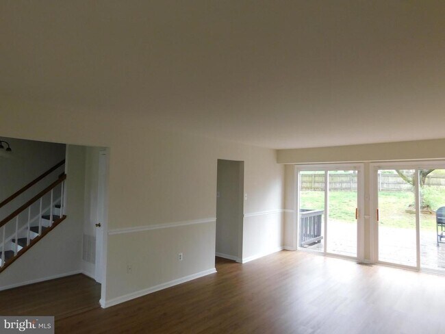 Building Photo - 916 Pointer Ridge Dr