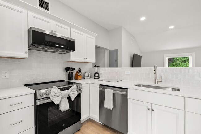 Building Photo - Newly renovated Winter Rental between Long Beach and Good Harbor!