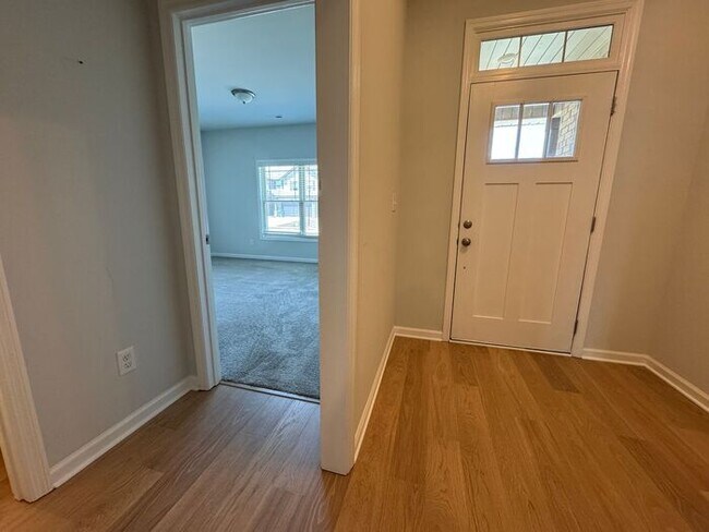 Building Photo - Spacious home with a fence, in PRIME location with a move in special