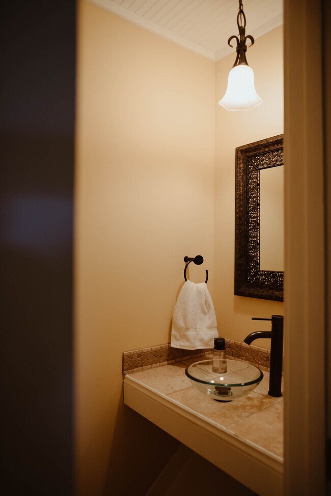 Building Photo - 108 W 6th St