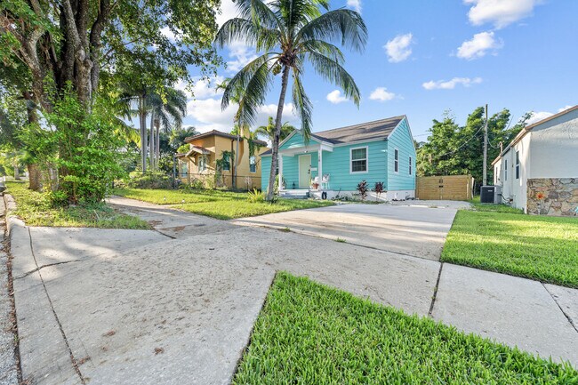 Building Photo - 916 30th Ct
