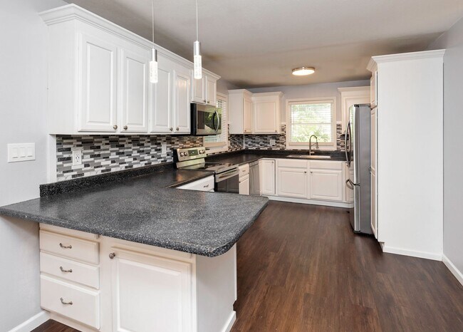 Building Photo - NEWLY UPDATED!! 3 Bedroom, 2 Bathroom Home in Des Moines!
