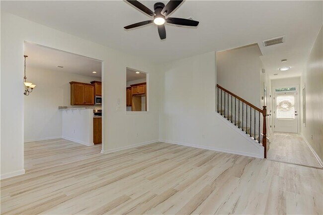 Building Photo - 605 Summit Pt