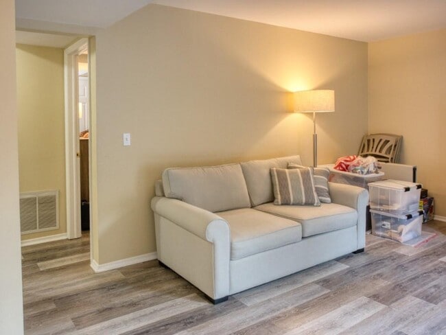 Building Photo - 27 Adrienne Pl