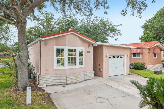 Building Photo - 6621 La Mesa Rd