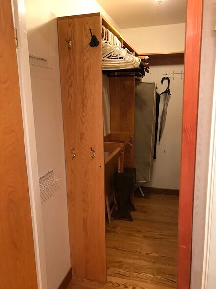 Walk in Closet - 6000 Bixby Village Dr