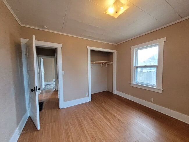 Building Photo - 2 Bedroom, 1 Bathroom Home with Deck