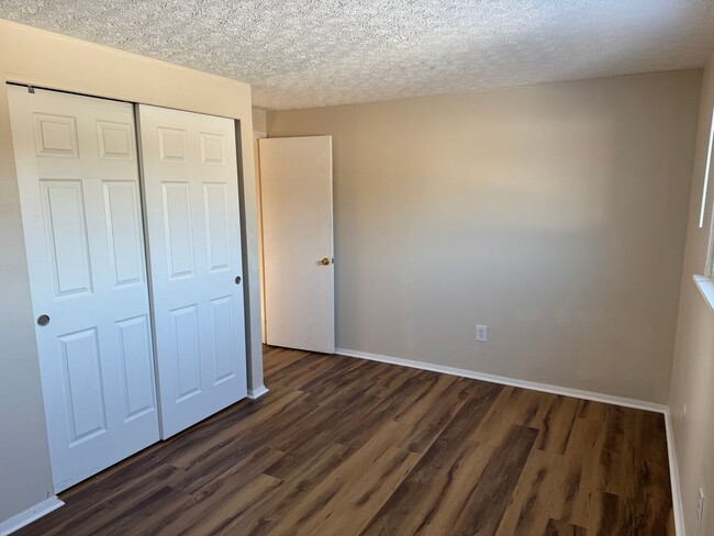 Building Photo - 4 Bedroom, 1.5 Bath Single Family Home Hil...