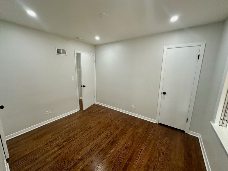 Building Photo - 823 N Yale Ave