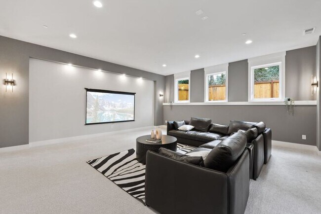 Building Photo - Luxury Bellevue Estate in Prestigious Bridle Trails For Rent