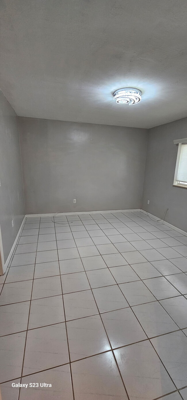 spacious bedroom - 252 Jefferson Ave