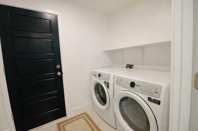 Building Photo - Modern Clovis Town Home, 2BR/2BA, CUSD w/ Solar