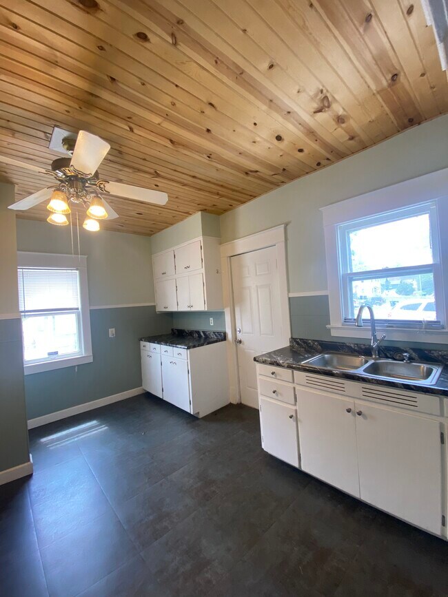 Building Photo - 413 6th St