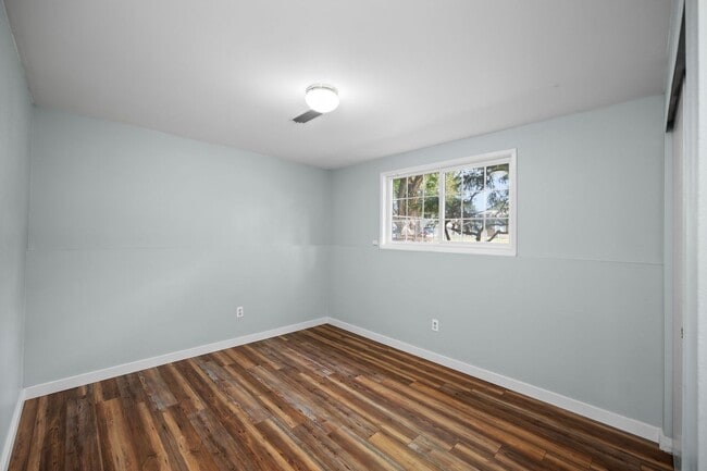 Building Photo - 4 Bedroom Northeast Spokane Home - Availab...