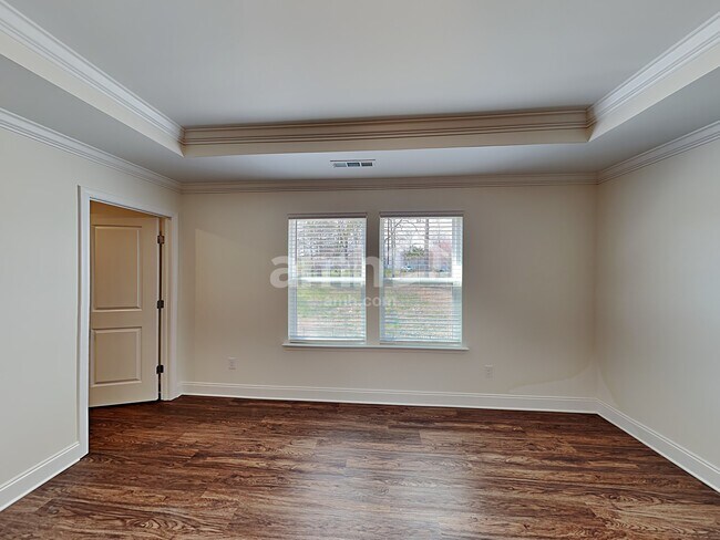 Building Photo - 1360 Lomond Dr
