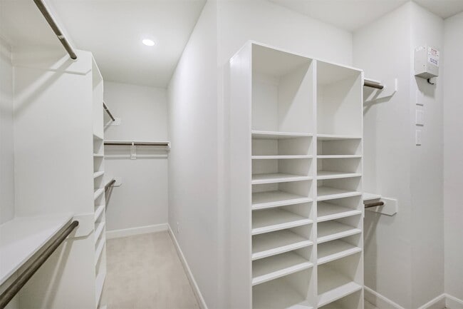 Building Photo - 946 W 18th St