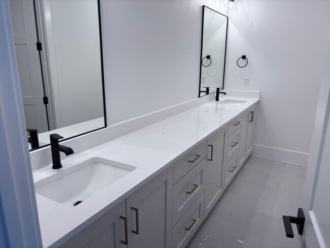 Building Photo - Beautiful 5 bed 4 bath home in Desert Canyon