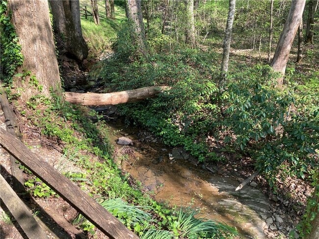 Building Photo - 2 Maple Leaf Dr