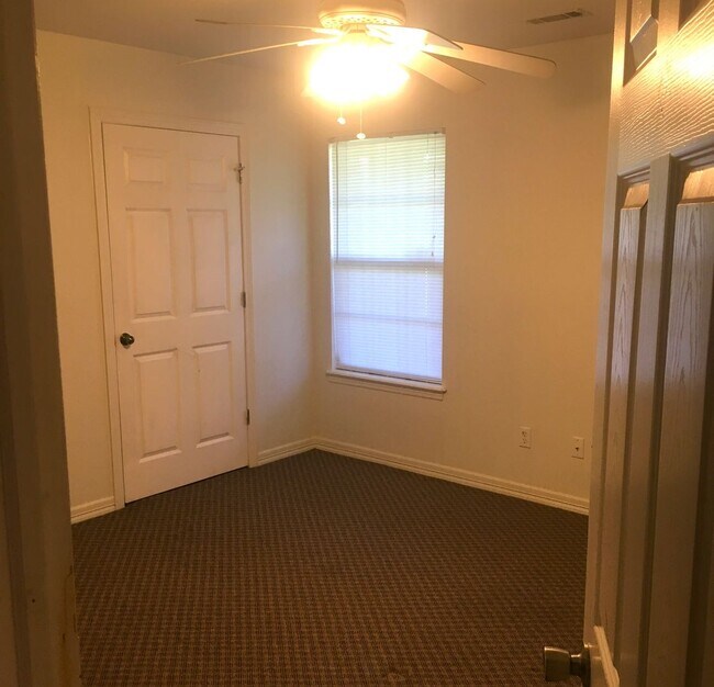 Building Photo - PRE-LEASING FOR AUG 10TH MOVE-IN! - 4 BED/2BATH HOUSE