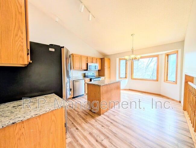 Building Photo - 9200 Parkside Dr