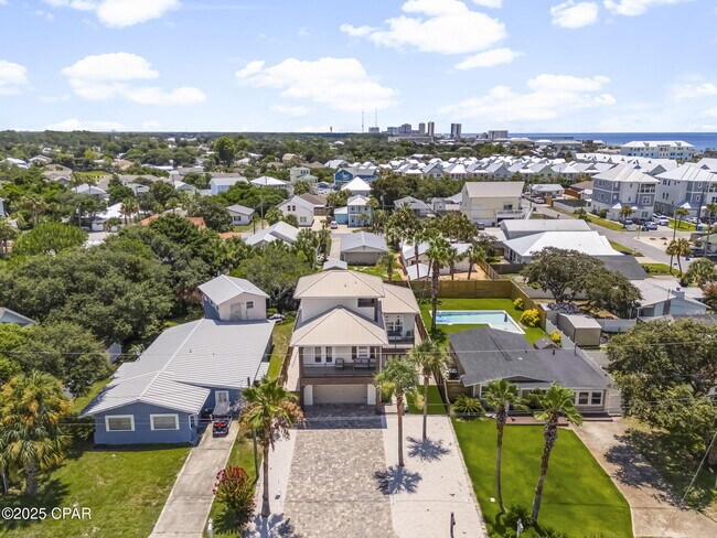 Building Photo - 407 Petrel St