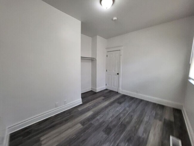 Building Photo - 523 W Maple Ave