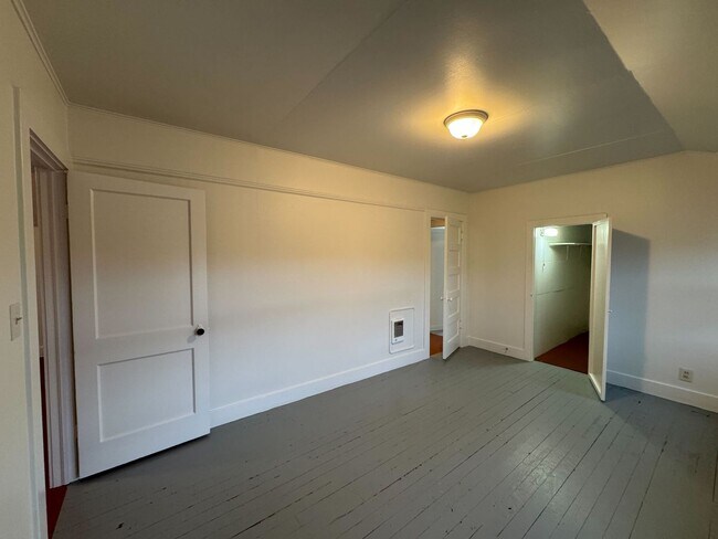 Building Photo - 2 Bedroom in Triplex Near Downtown and Campus