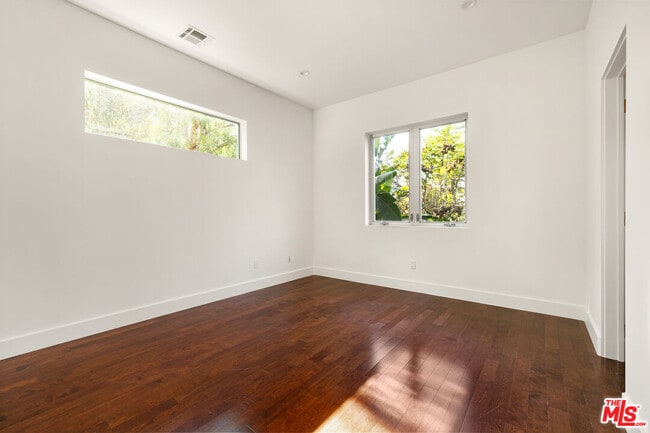 Building Photo - 3255 Fernwood Ave