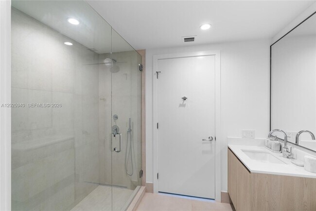Building Photo - 9221 E Bay Harbor Dr