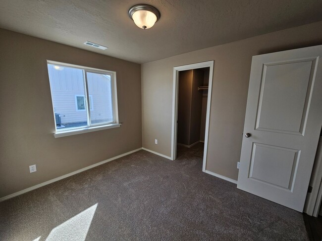 Building Photo - 3 Bedroom Home-January rent FREE with 12 month lease!