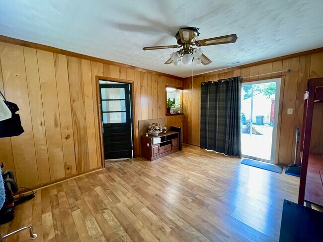 Building Photo - 733 Mayfield Ave