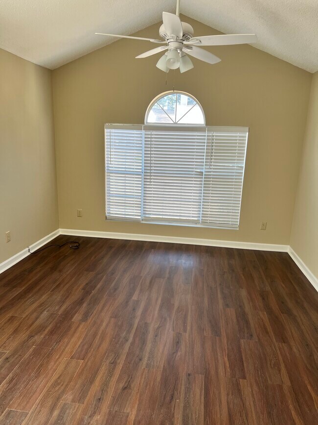 Building Photo - 2400 Glenmore Ct SW
