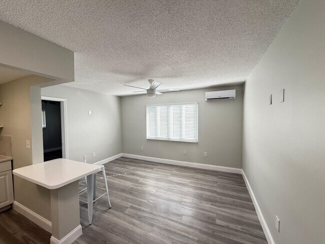 Building Photo - 820 NE 17th Ave