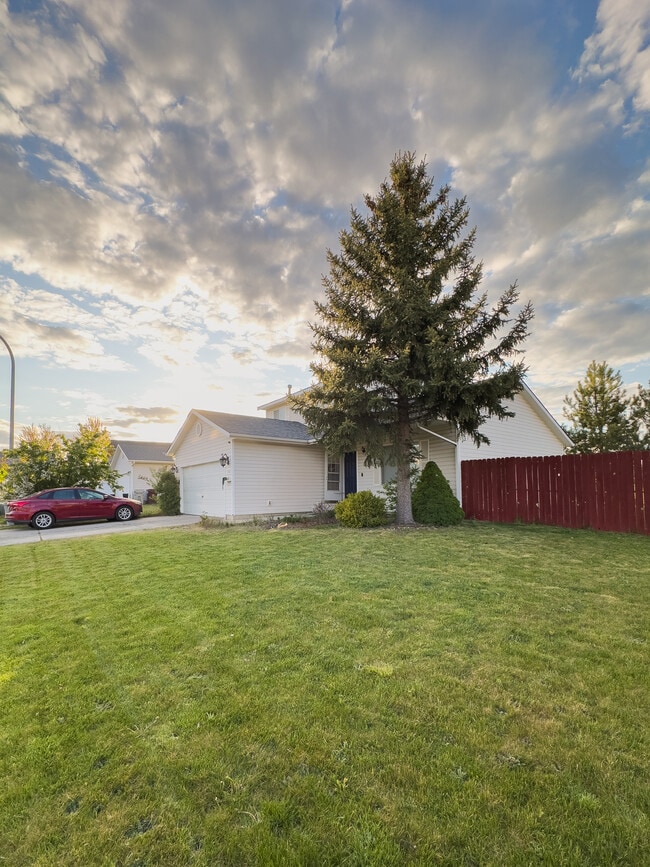 Building Photo - 370 NW Terre View Dr
