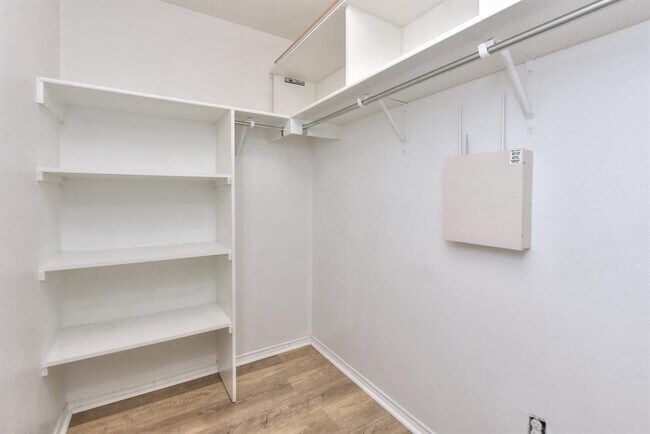Building Photo - 2206 Weiss Ln