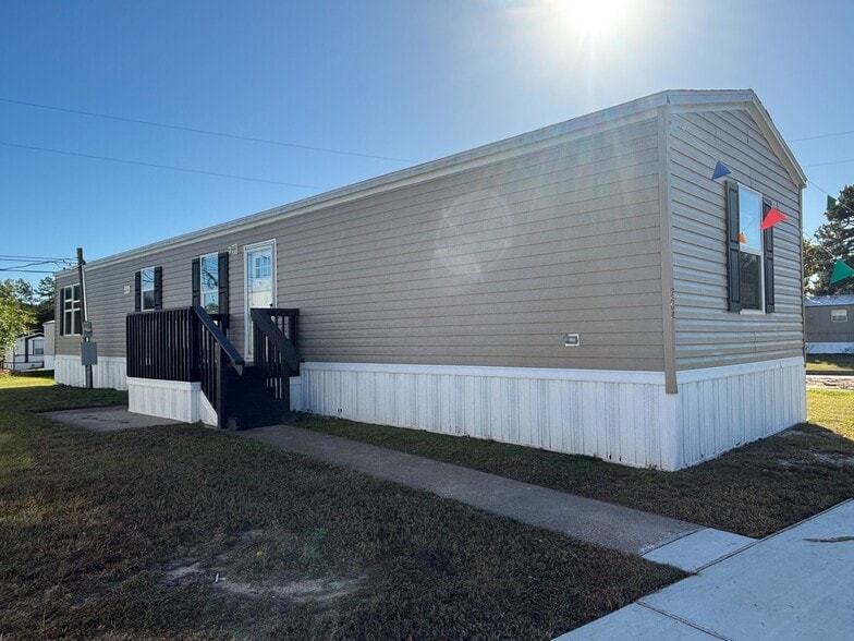 Building Photo - 204 Linda St