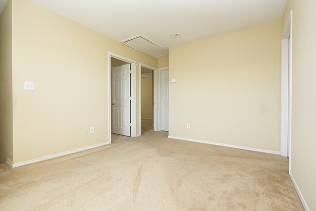 Building Photo - Beautiful 3BR, 2.5BA Home Situated On a Cu...