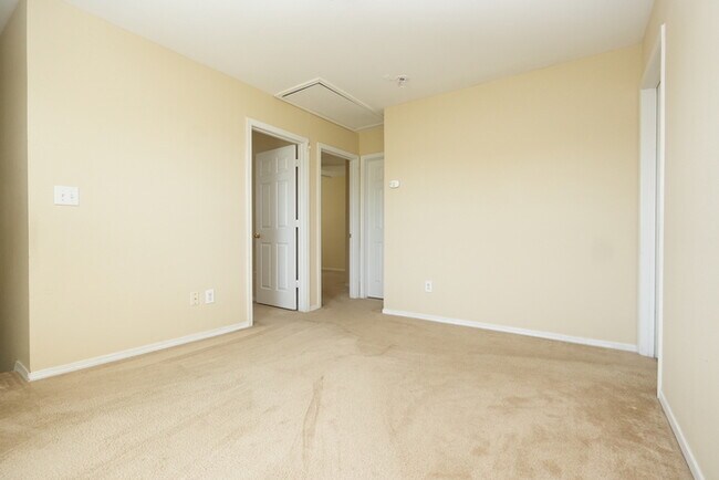 Building Photo - Lovely home situated on a cul-de-sac