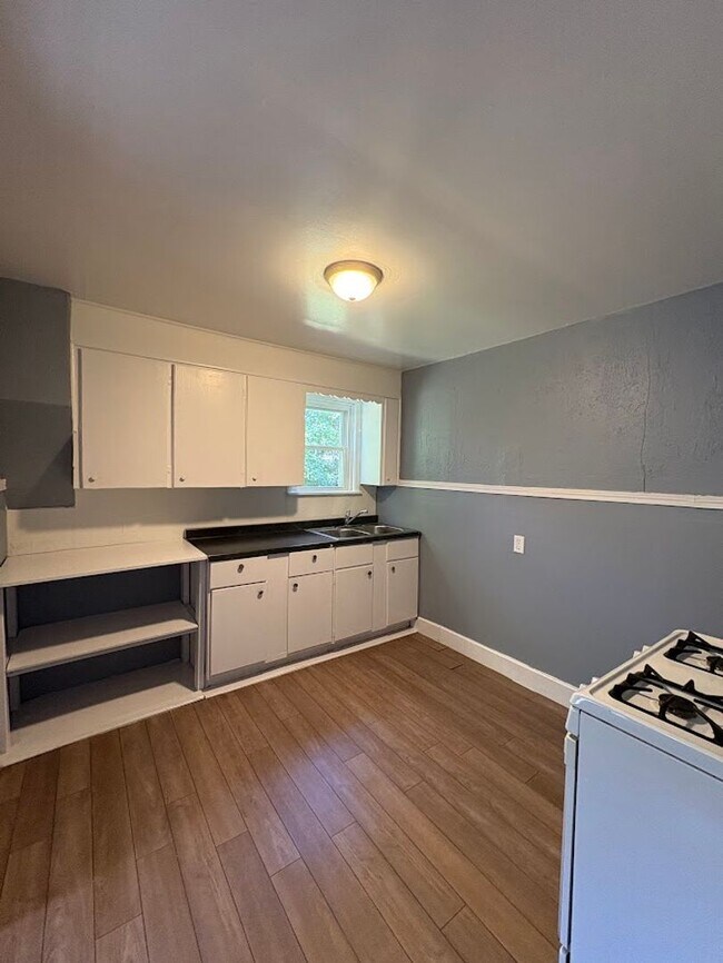 Building Photo - Two bedroom one bathroom home for rent