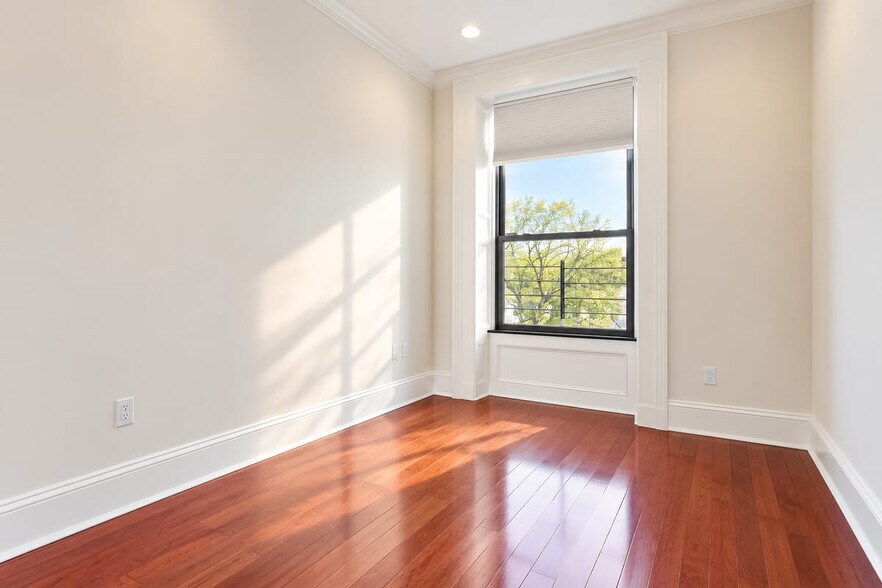 Building Photo - 124 1st Pl